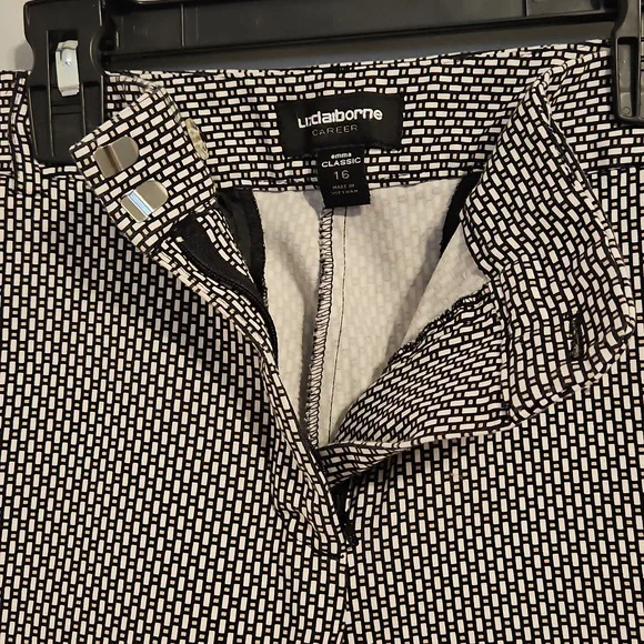 Liz Claiborne Career Cropped Pant. Size 16. - Picture 3 of 6